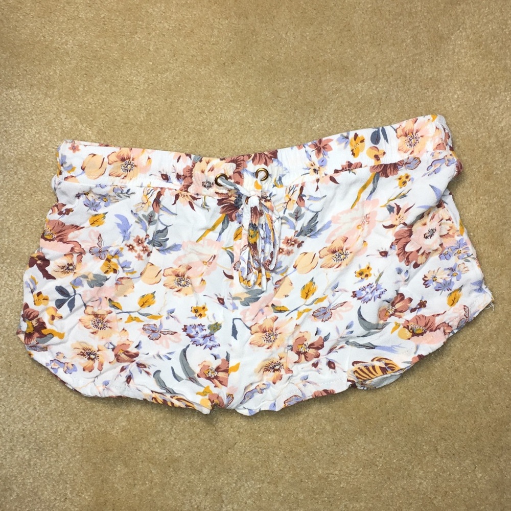 Medium white floral shorts (brand unknown)